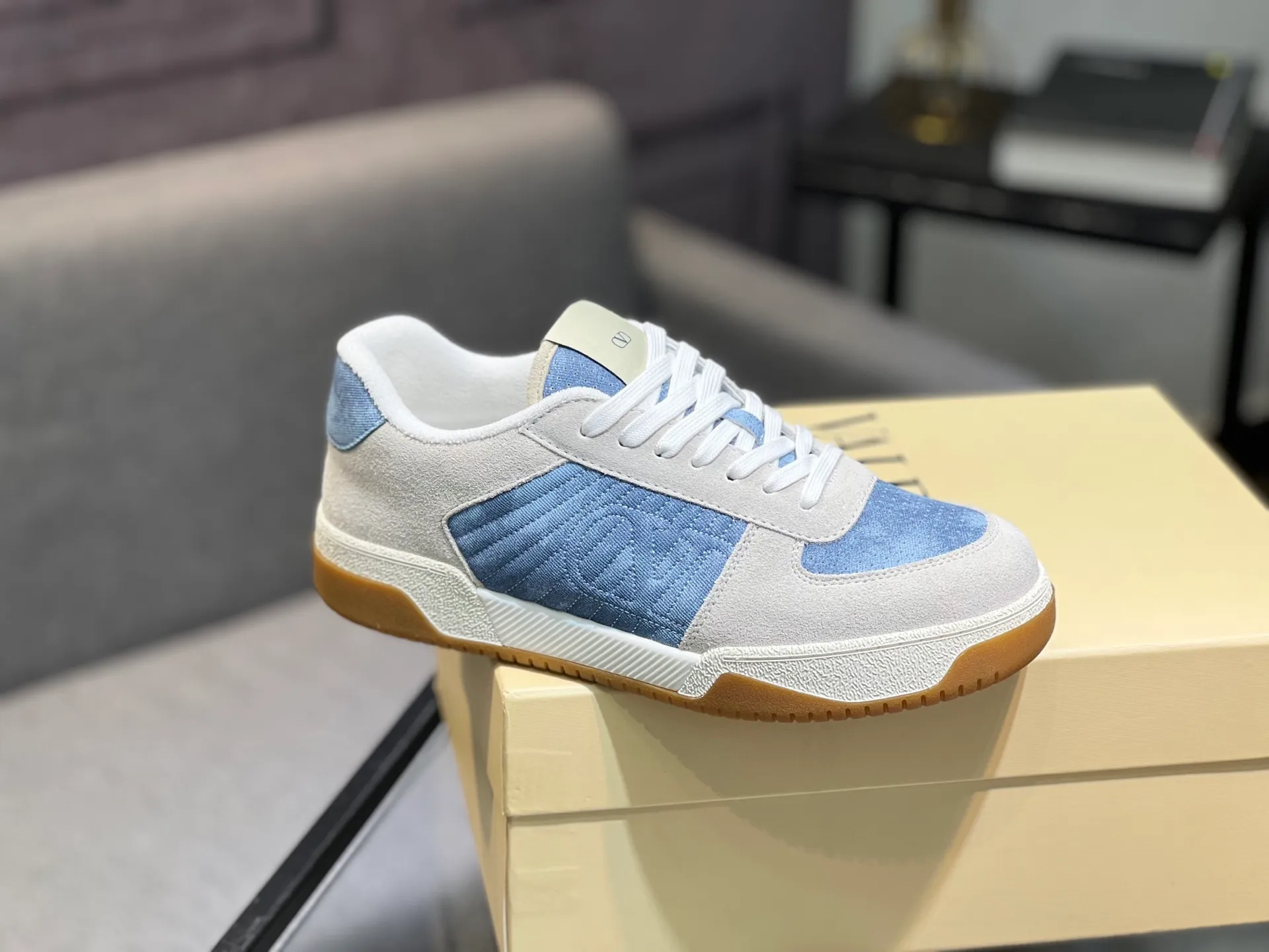 Men's shoes 💰720 VALENTINO Valentino 2025 popular casual sports shoes! 👍Fabric: Original custom punched + full-grain cowhide 👍Feet: cowhide + V-mark special injection insole (original 1:1) 👍Outsole: TPR+raw rubber combination wear-resistant outsole 👍Packaging: original beige full set of noble counter packaging 👍Code number: women's 35-41, men's 38-45 women's 40.41 men's 45.46 customized